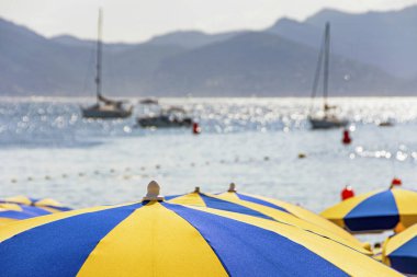 Cannes 'da yat tekneleri ve plaj şemsiyesi olan deniz Körfezi