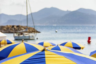 Cannes 'da yat tekneleri ve plaj şemsiyesi olan deniz Körfezi