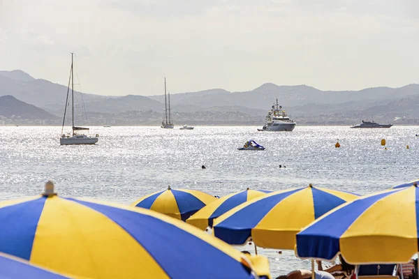 Baía do mar com iates barcos e guarda-chuva de praia em Cannes — Fotografia de Stock