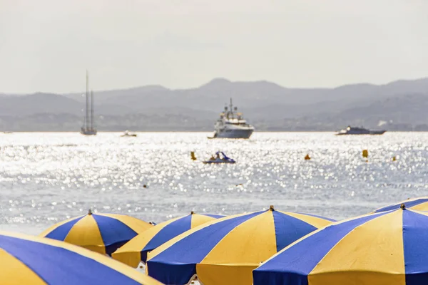 Baía do mar com iates barcos e guarda-chuva de praia em Cannes — Fotografia de Stock