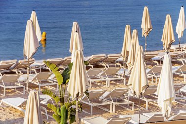 Cannes 'da yat tekneleri ve plaj şemsiyesi olan deniz Körfezi