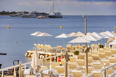 Cannes 'da yat tekneleri ve plaj şemsiyesi olan deniz Körfezi