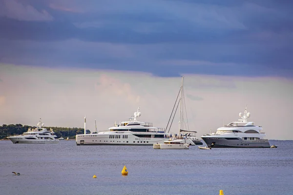 Mar marina baía com iates e barcos em Cannes — Fotografia de Stock