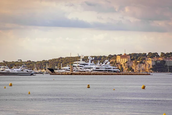 Mar marina baía com iates e barcos em Cannes — Fotografia de Stock