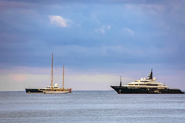 Sea bay marina with yachts and boats in Cannes — Stock Photo, Image