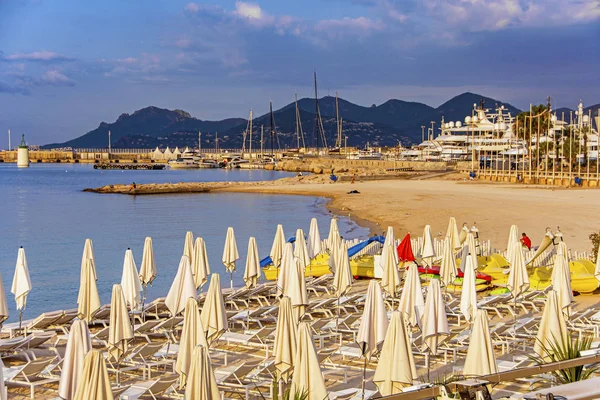 Bahía de mar con yates y sombrilla en Cannes — Foto de Stock