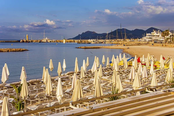 Mořská zátoka s jachty a plážovým deštníkem v Cannes — Stock fotografie
