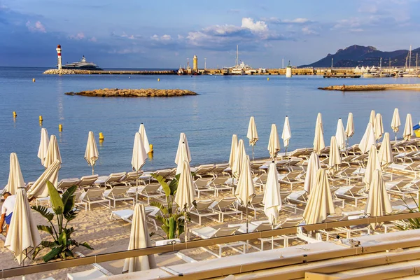 Zatoka morska z jachtami łodzi i parasolem plażowym w Cannes — Zdjęcie stockowe