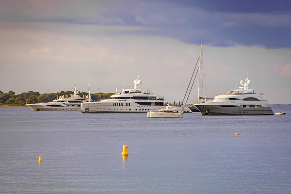 Marina de la baie de mer avec yachts et bateaux à Cannes — Photo