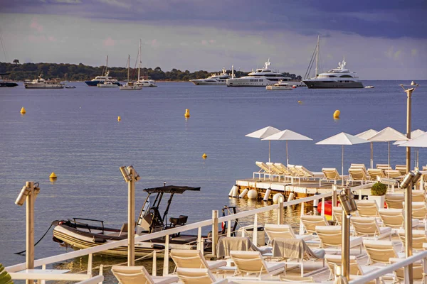 Sea Bay Marina met jachten en boten in Cannes — Stockfoto