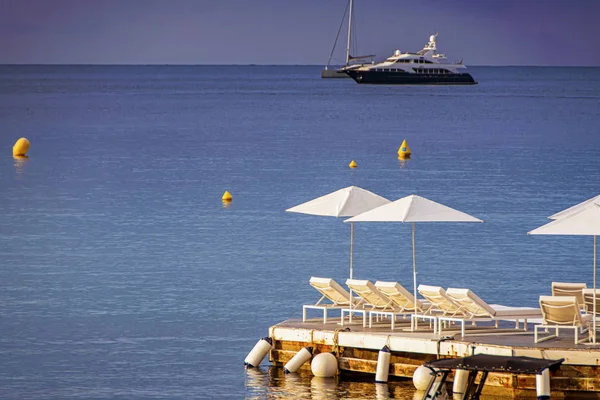 Mar marina baía com iates e barcos em Cannes — Fotografia de Stock