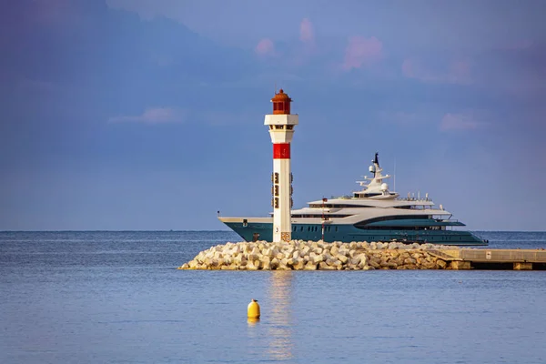 Lanterne phare avec yachts et bateaux à Cannes — Photo
