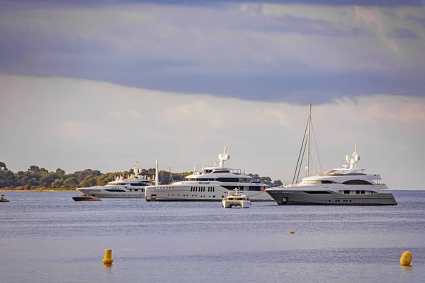 Marina de la baie de mer avec yachts et bateaux à Cannes — Photo
