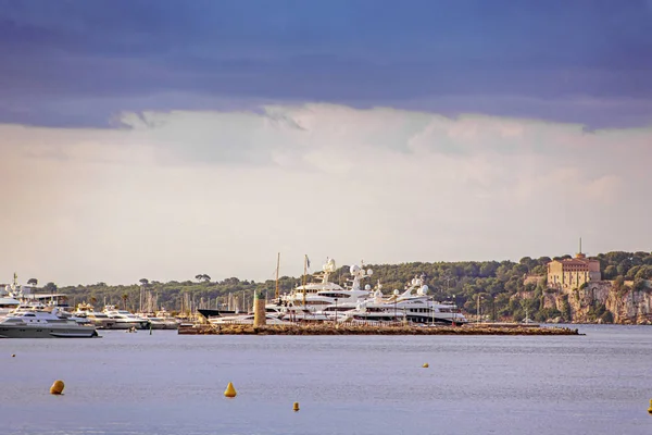 Sea Bay Marina met jachten en boten in Cannes — Stockfoto