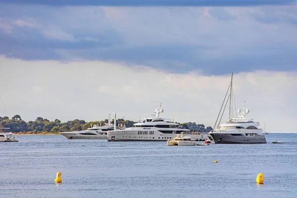 Mar marina baía com iates e barcos em Cannes — Fotografia de Stock