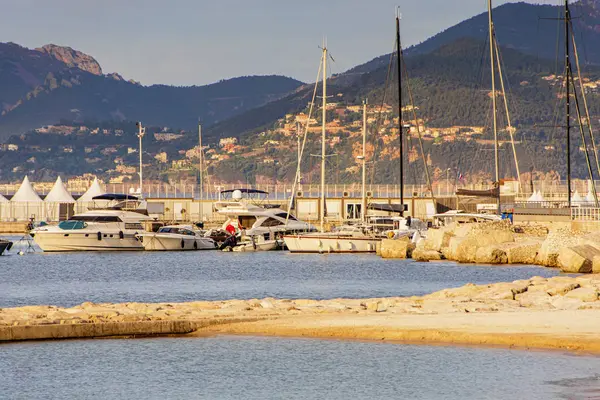 Přístav pro mořské zátoky s jachtou a loděmi v Cannes — Stock fotografie