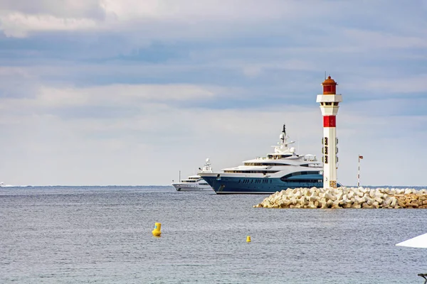 Lanterne phare avec yachts et bateaux à Cannes — Photo