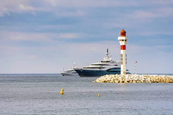 Lanterne phare avec yachts et bateaux à Cannes — Photo