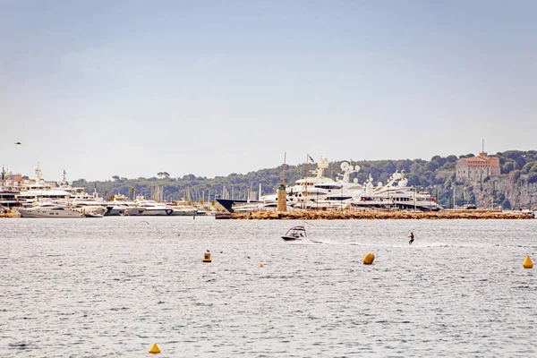 Přístav pro mořské zátoky s jachtou a loděmi v Cannes — Stock fotografie