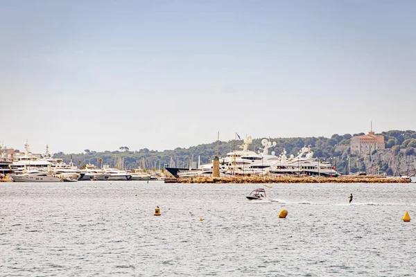 Přístav pro mořské zátoky s jachtou a loděmi v Cannes — Stock fotografie