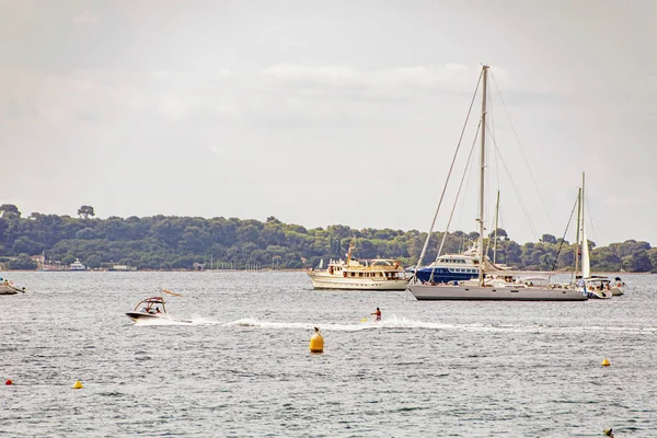 Mar marina baía com iates e barcos em Cannes — Fotografia de Stock