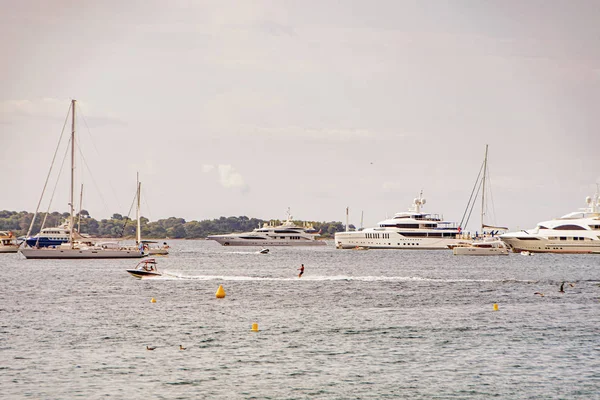 Mar marina baía com iates e barcos em Cannes — Fotografia de Stock