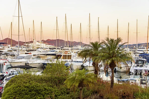 Mar marina baía com iates e barcos em Cannes — Fotografia de Stock