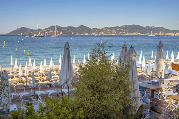 Sea Bay met jachten boten en parasol in Cannes — Stockfoto