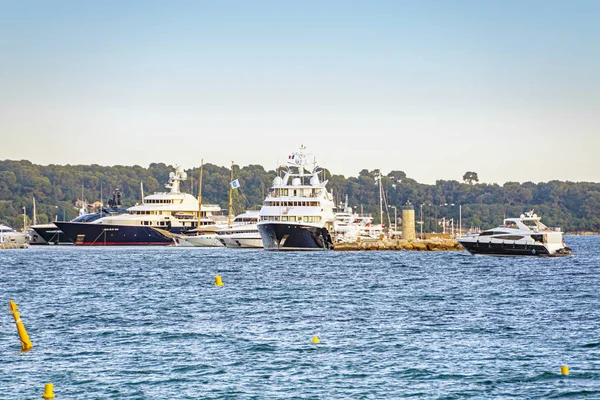 Marina de la baie de mer avec yachts et bateaux à Cannes — Photo