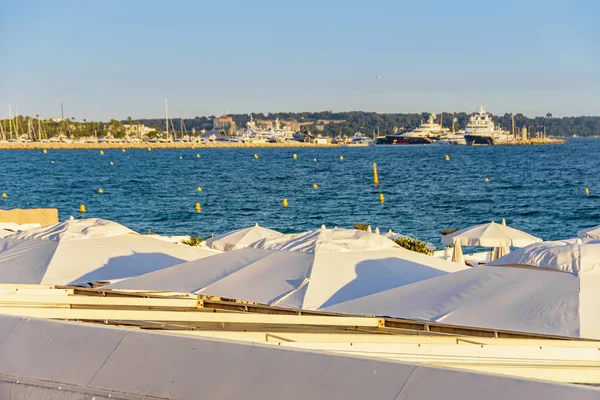 Baía do mar com iates barcos e guarda-chuva de praia em Cannes — Fotografia de Stock