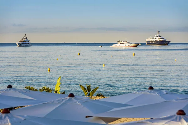 Sea Bay met jachten boten en parasol in Cannes — Stockfoto