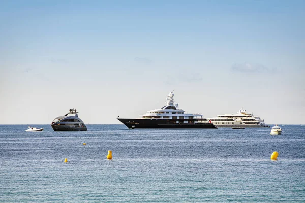 Marina de la baie de mer avec yachts et bateaux à Cannes — Photo