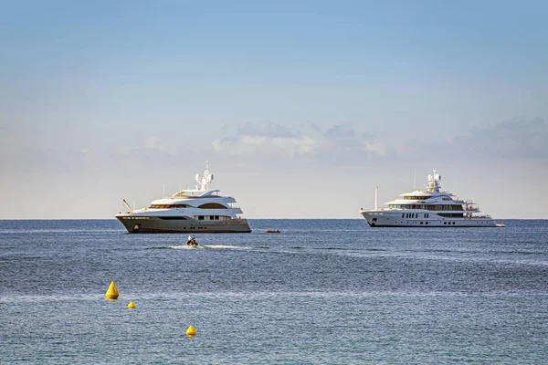 カンヌのヨットやボートとシーベイマリーナ — ストック写真