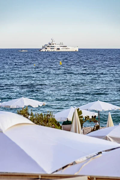 Sea Bay met jachten boten en parasol in Cannes — Stockfoto