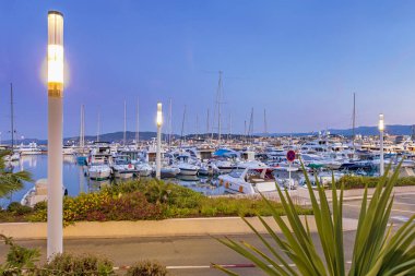 Cannes 'da yatlar ve tekneler ile Sea Bay Marina