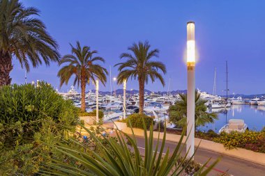 Cannes 'da yatlar ve tekneler ile Sea Bay Marina