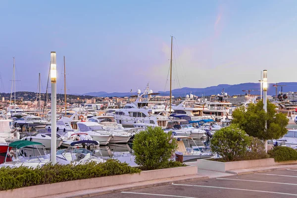 Mar marina baía com iates e barcos em Cannes — Fotografia de Stock