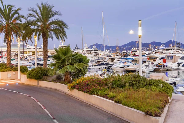 Puerto deportivo con yates y barcos en Cannes —  Fotos de Stock