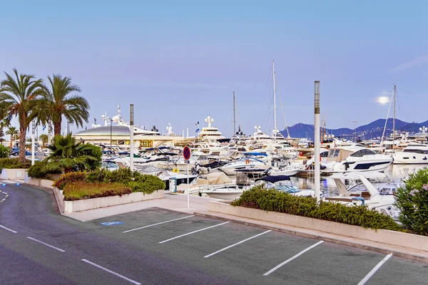 Tengerparti vitorláskikötő jachtokkal és csónakokkal Cannes-ban — Stock Fotó