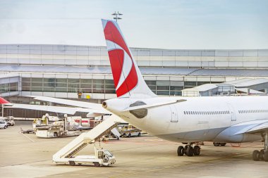 Uçak uçağı ve yolcu ile uluslararası havaalanı