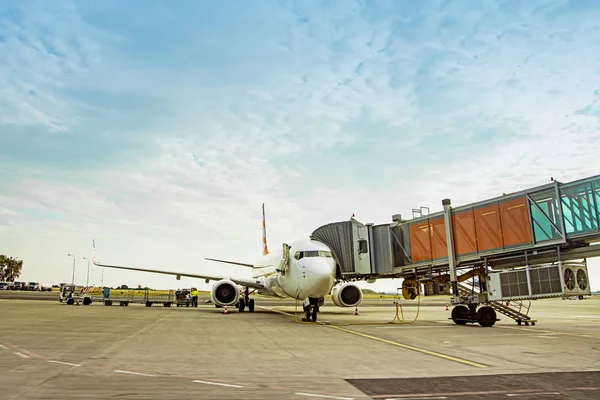 Aeroporto internacional com aviões aviões e passageiros — Fotografia de Stock