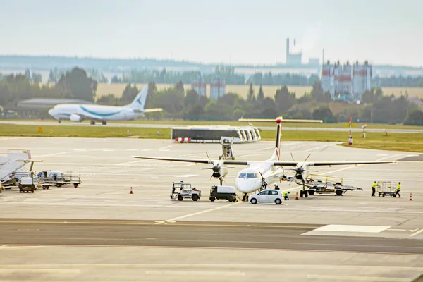 비행기 비행기와 승객과 국제 공항 — 스톡 사진