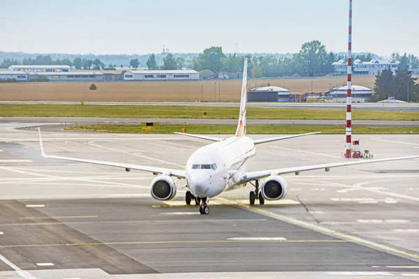Aeropuerto internacional con avión avión avión arriva — Foto de Stock