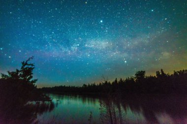 Gece gökyüzü arka plan üzerinde Huron Gölü yansıtan yıldız ile