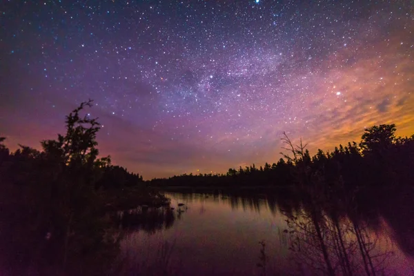 Fondo cielo nocturno con estrellas reflejándose en el lago Hurón — Foto de Stock