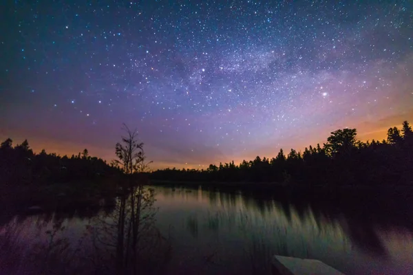 小さな湖ヒューロン湖 オンタリオ州ブルース半島近くの夜に星と天の川反映 — ストック写真