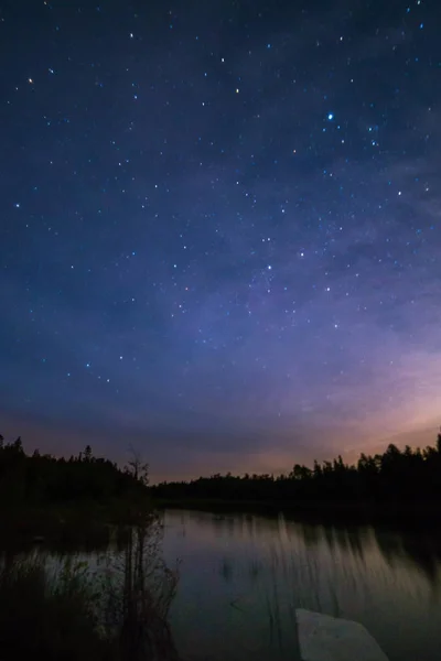 Fondo cielo nocturno con estrellas reflejándose en el lago Hurón — Foto de Stock