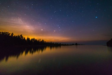 Gece skynover Gölü Huron Ayın doğuşu ve yıldız yansımalar