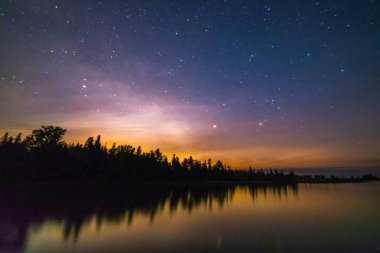 Gece skynover Gölü Huron Ayın doğuşu ve yıldız yansımalar
