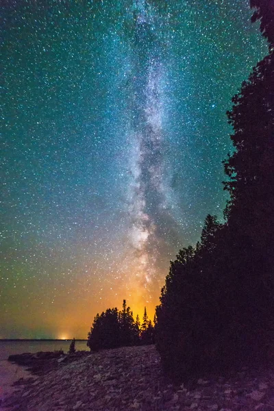 Vía Láctea y cielo estrellado a lo largo de la orilla del lago de la bahía de Georgia en — Foto de Stock